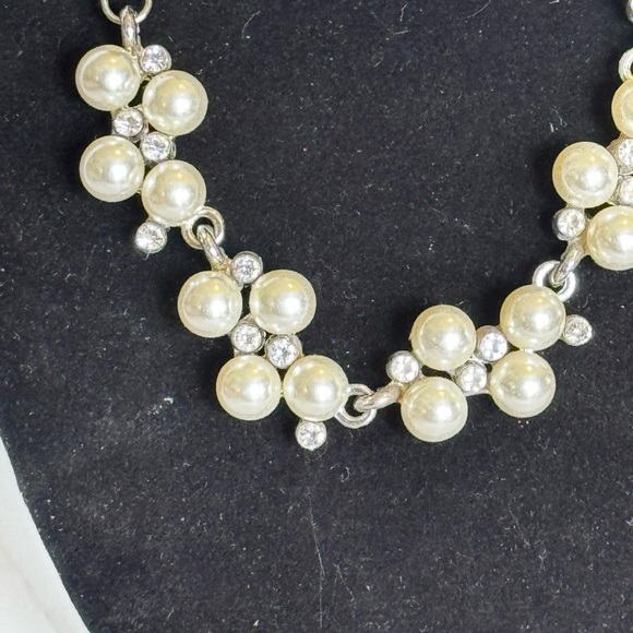 White pearl Necklace - Picture 2 of 3